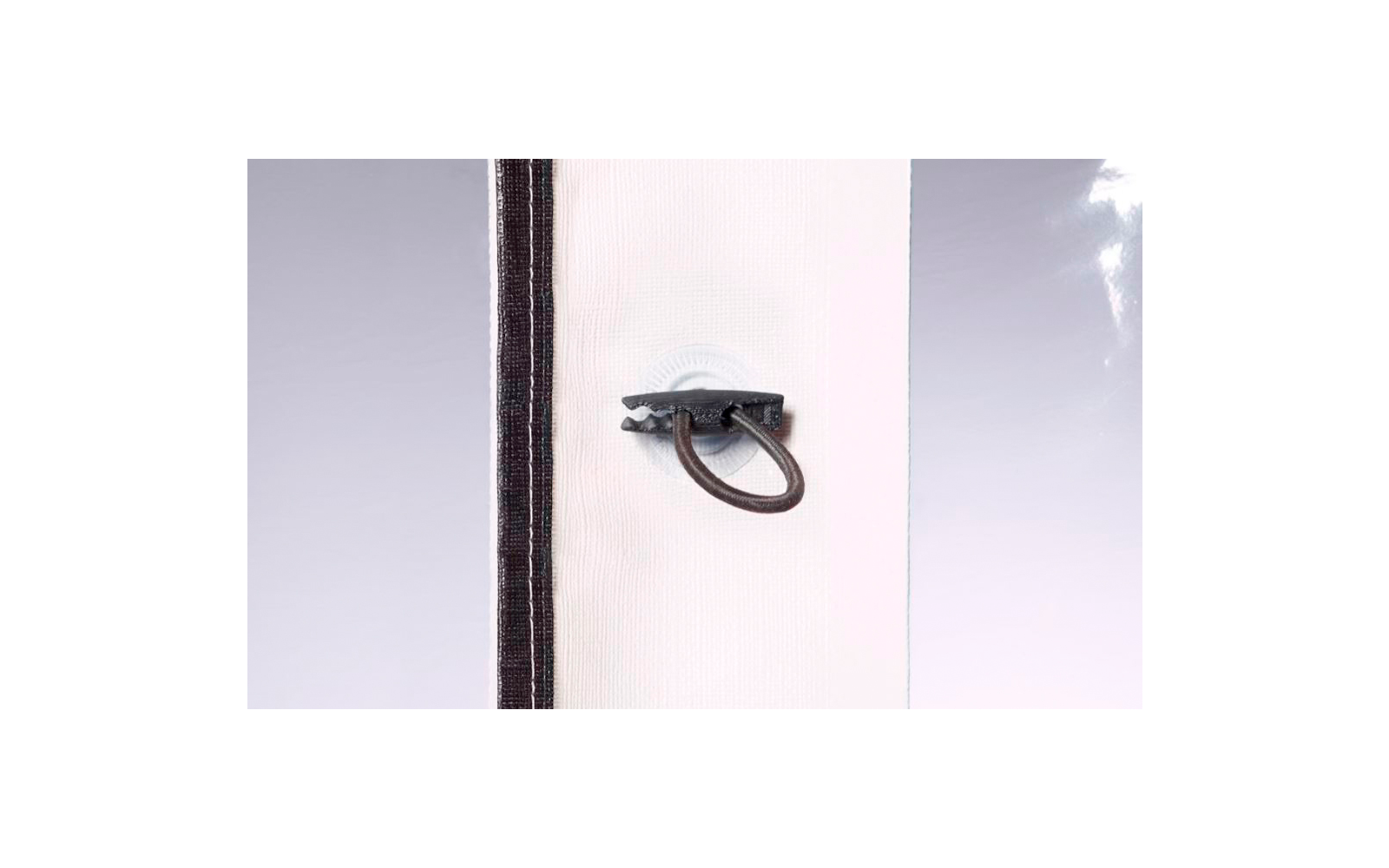 Metalen ring bevestigd aan witte muur