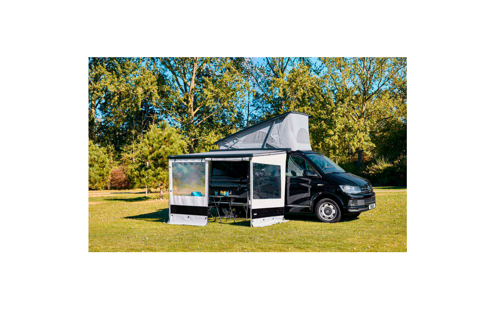 Zwarte bestelwagen geparkeerd voor een gebouw met etalageruiten en een dakterras