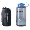 Wasserflasche mit blauen Deckel neben schwarzer Tasche