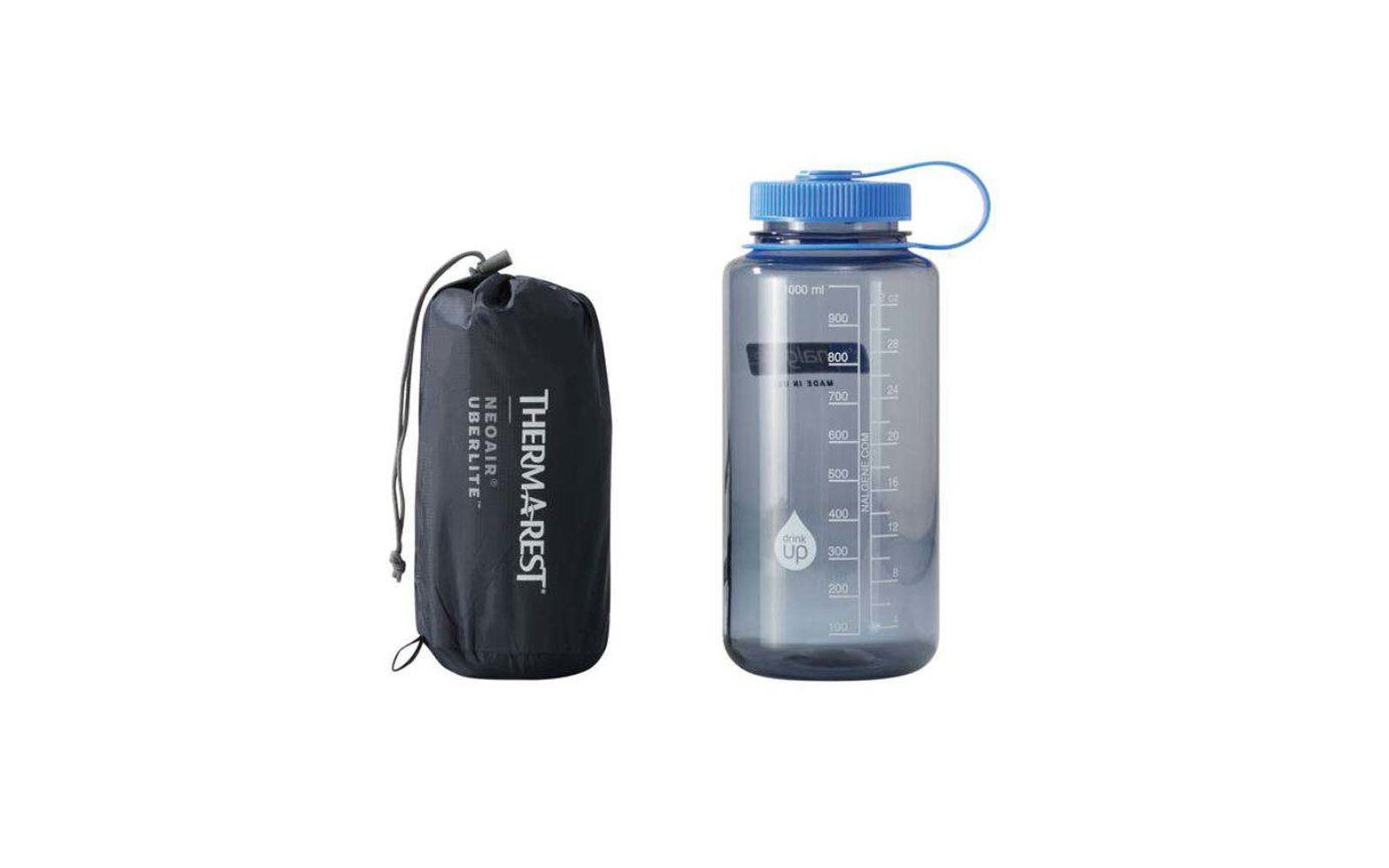 Wasserflasche mit blauen Deckel neben schwarzer Tasche