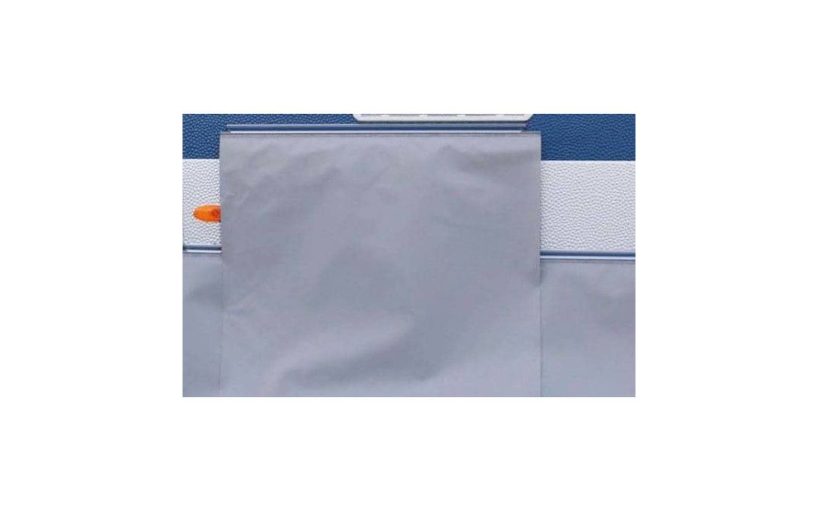 Ein grauer Umschlag steht aufrecht vor einem weißen Hintergrund mit blauen und orangen Elementen
