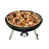 Paella mit Meeresfrüchten in einer schwarzen Paella-Pfanne auf einem Stativ mit Gasbrenner