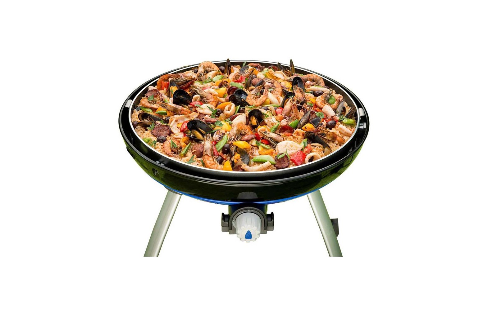 Paella mit Meeresfrüchten in einer schwarzen Paella-Pfanne auf einem Stativ mit Gasbrenner