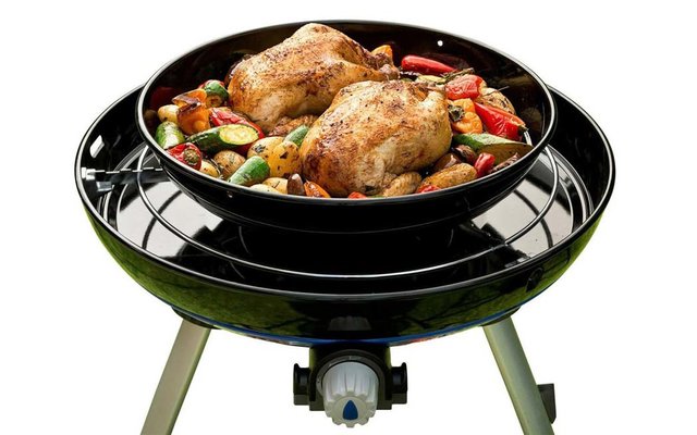 Gegrilltes Hähnchen mit Gemüse auf einem Grill