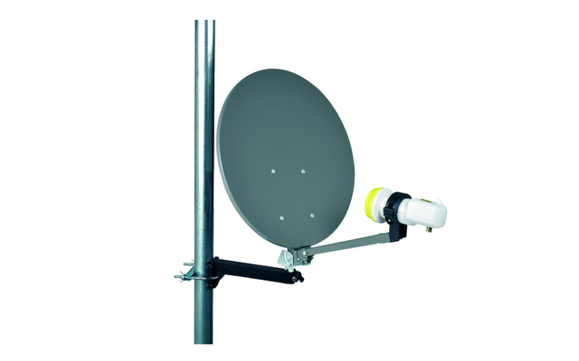 Graue Satellitenschüssel an Metallmast vor weißem Hintergrund