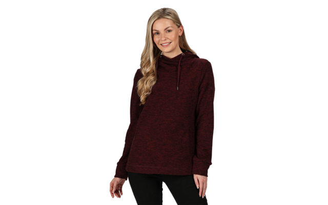 Frau trägt einen dunkelroten Pullover mit hohem Kragen