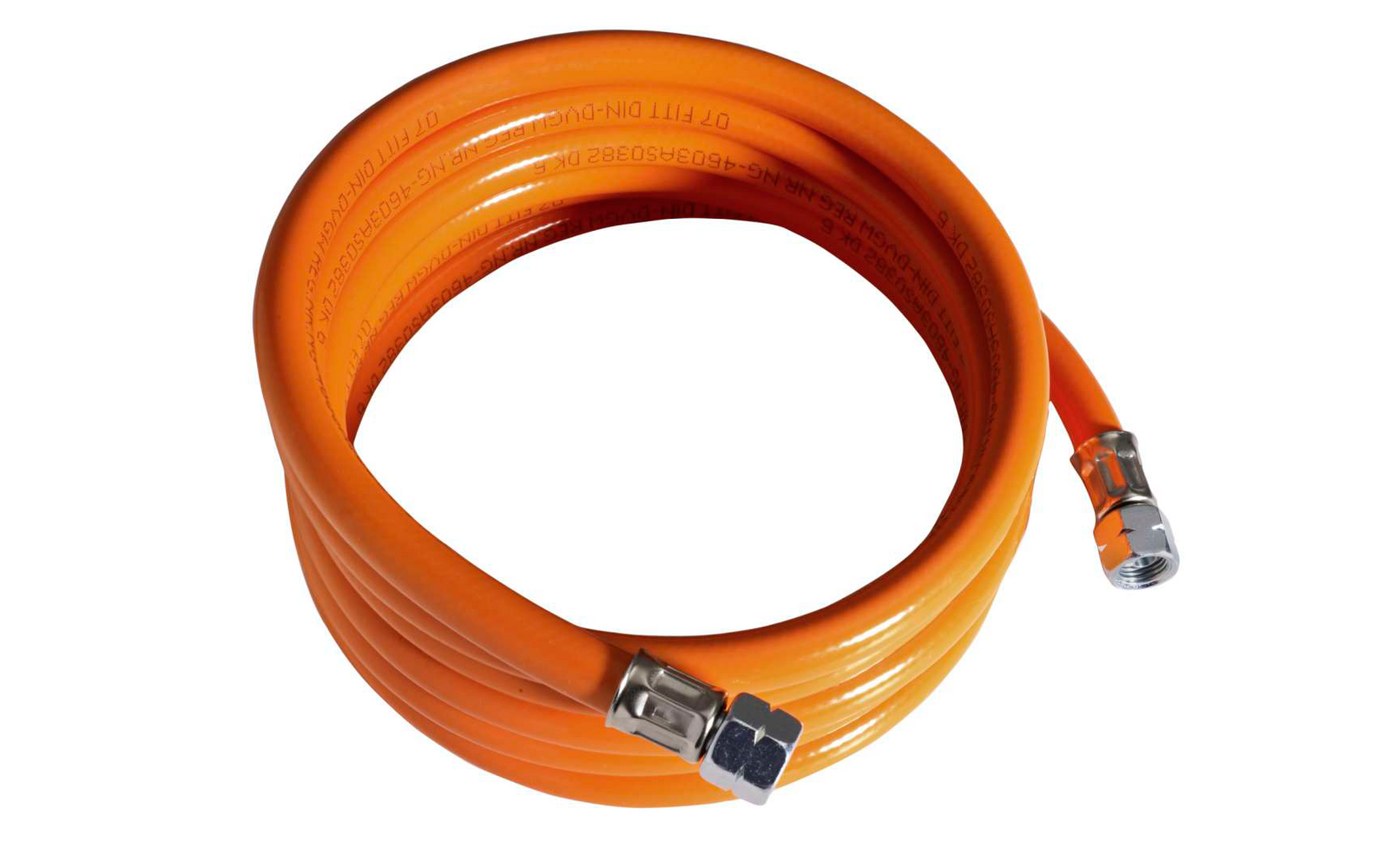 Tubo arancione con connettori metallici alle due estremità su sfondo bianco