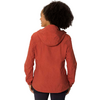 Mujer vista desde atrás con chaqueta roja con capucha, cabello rizado oscuro