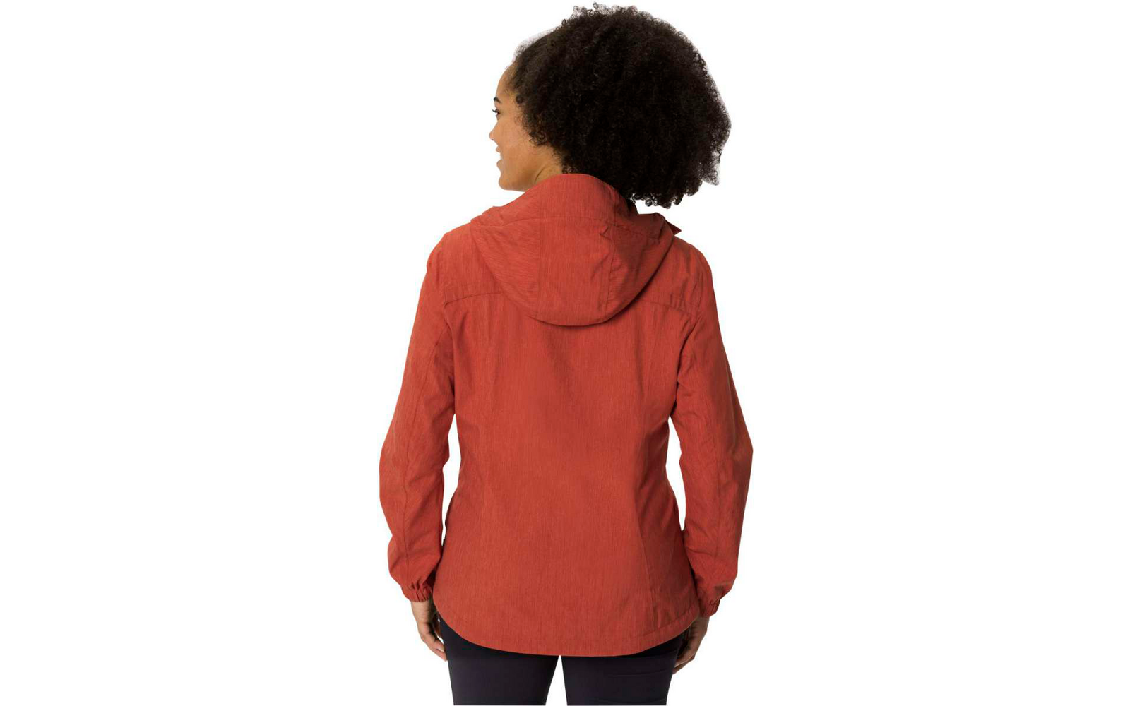Mujer vista desde atrás con chaqueta roja con capucha, cabello rizado oscuro