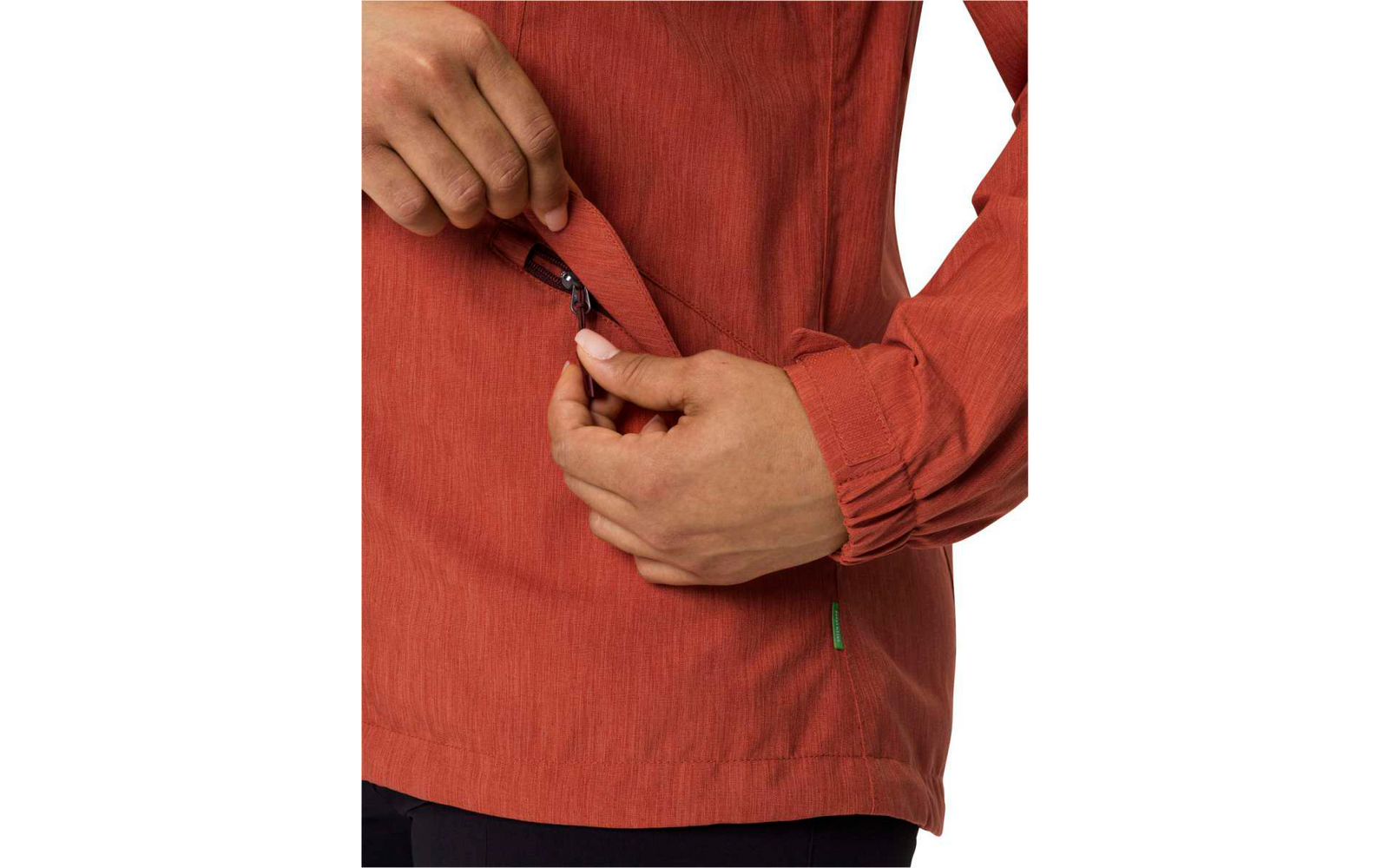 Mano cerrando una cremallera en prenda roja