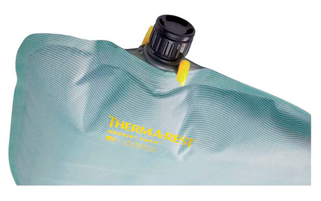 Grüner wasserdichter Packsack mit schwarzem Verschluss