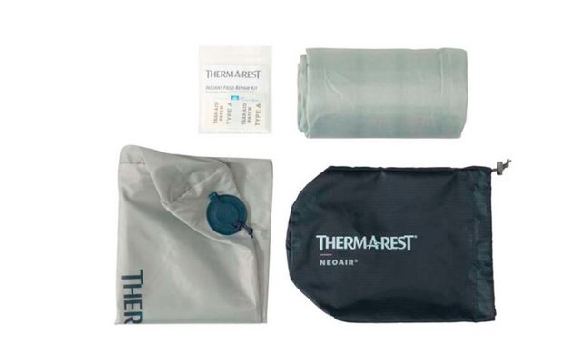 Verschlossene Taschen und Packbeutel mit Texten und Logos, auf weißem Hintergrund