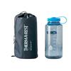 Schwarzer Thermobeutel neben transparenter Trinkflasche mit blauem Deckel