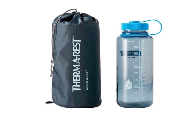 Schwarzer Thermobeutel neben transparenter Trinkflasche mit blauem Deckel