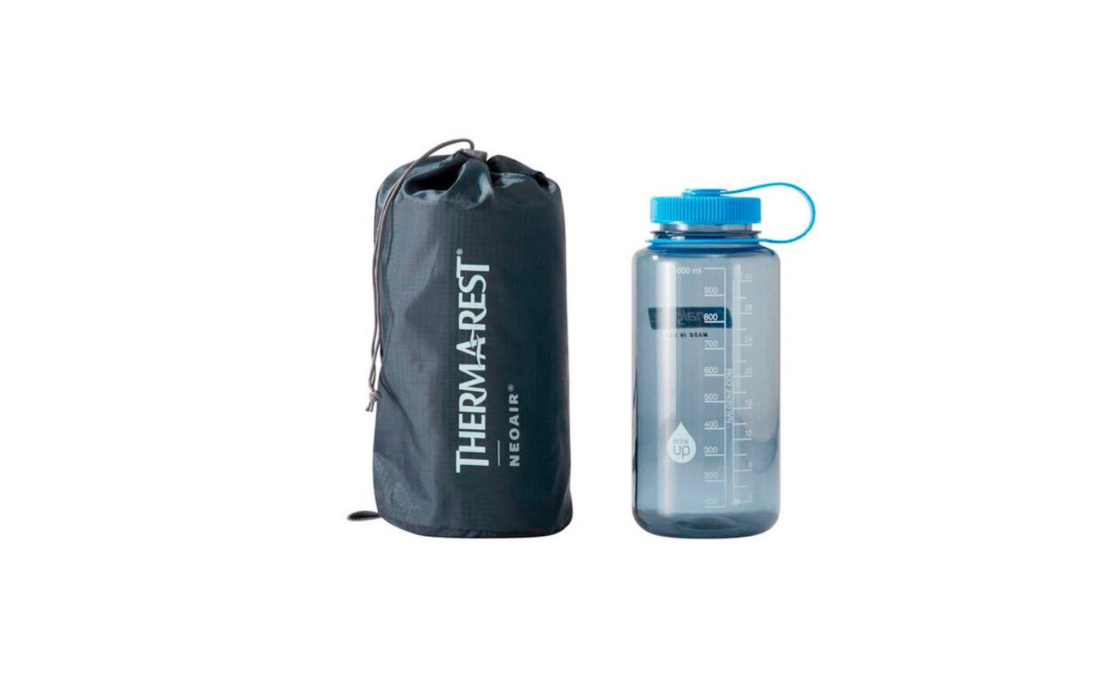 Schwarzer Thermobeutel neben transparenter Trinkflasche mit blauem Deckel