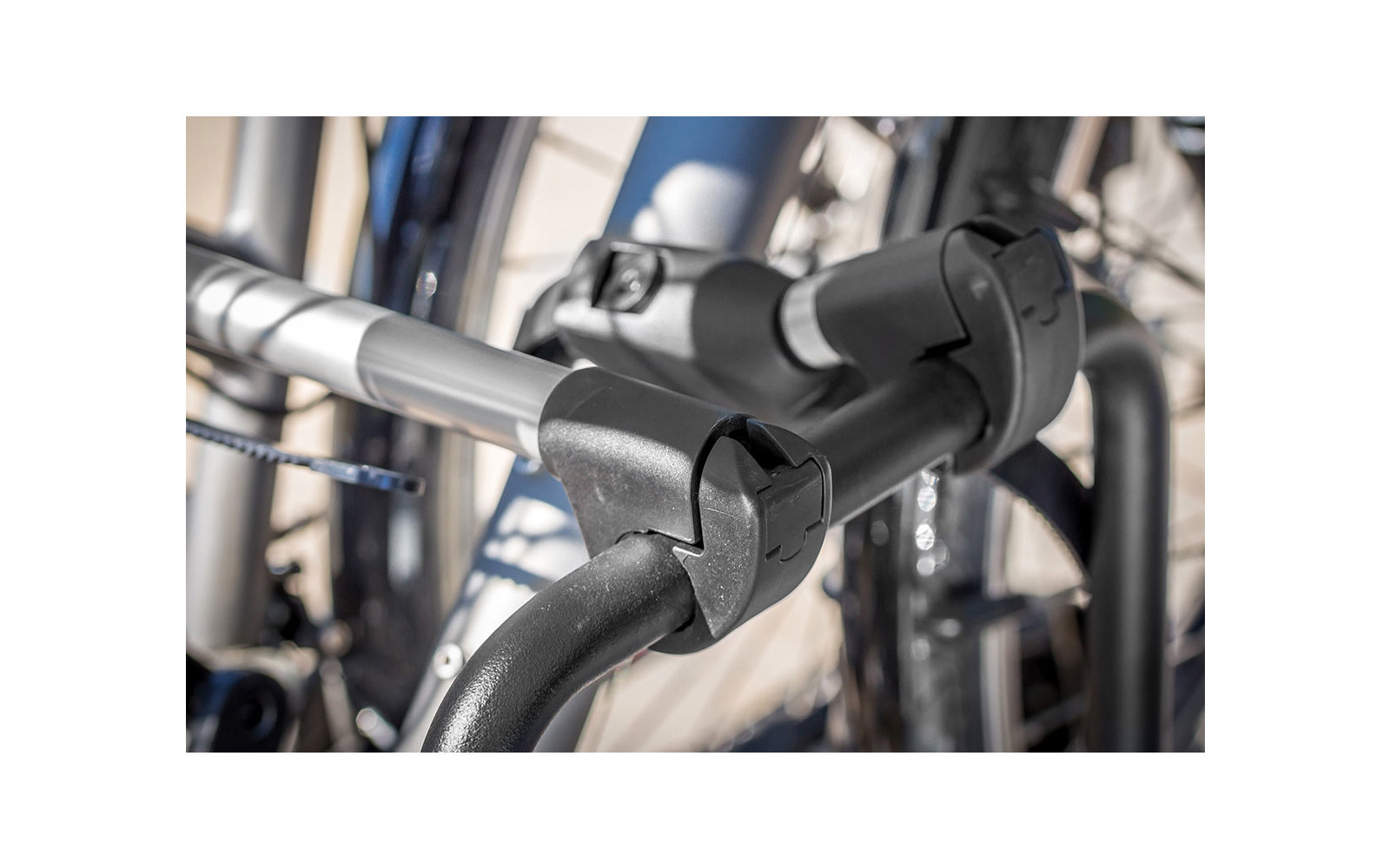 Nahaufnahme eines Fahrradlenkers mit Schalthebeln und Bremsgriffen