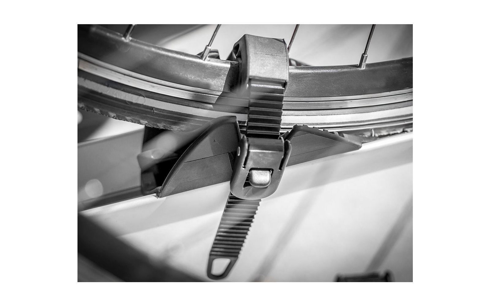 Nahaufnahme eines schwarzen Reißverschlusses an einem grauen Stoff