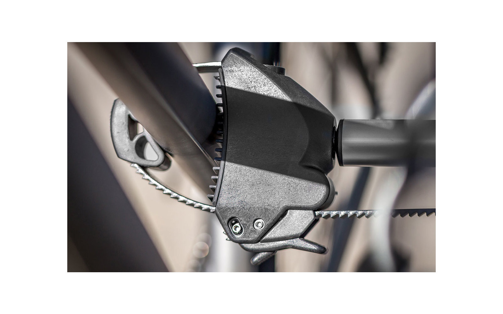 Nahaufnahme eines grauen Schlosses mit Metallkette an einem Fahrradrahmen