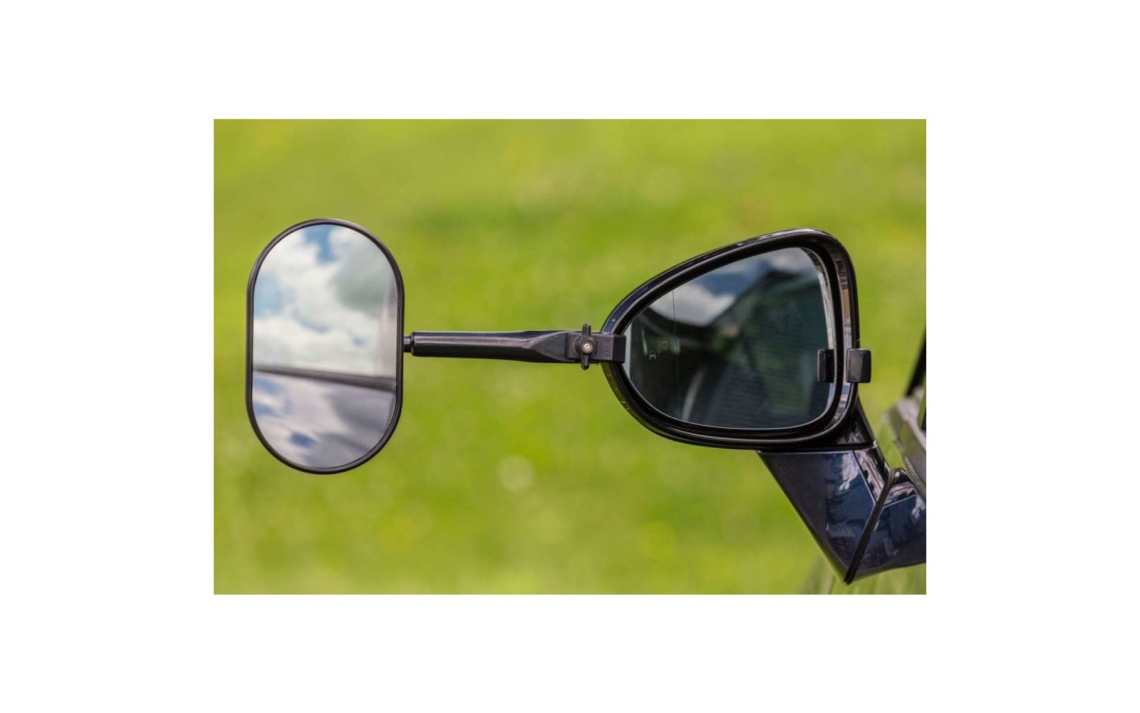 Un homme barbu portant des lunettes lève ses deux mains, paumes tournées vers le haut, à côté de sa tête