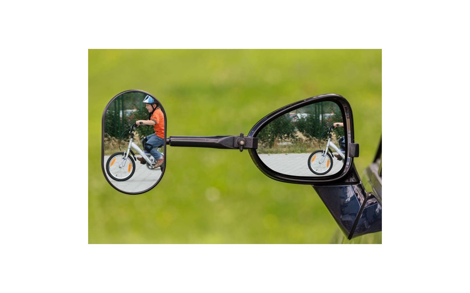 Weißes Grammophon mit großer Schalldose auf Holztisch