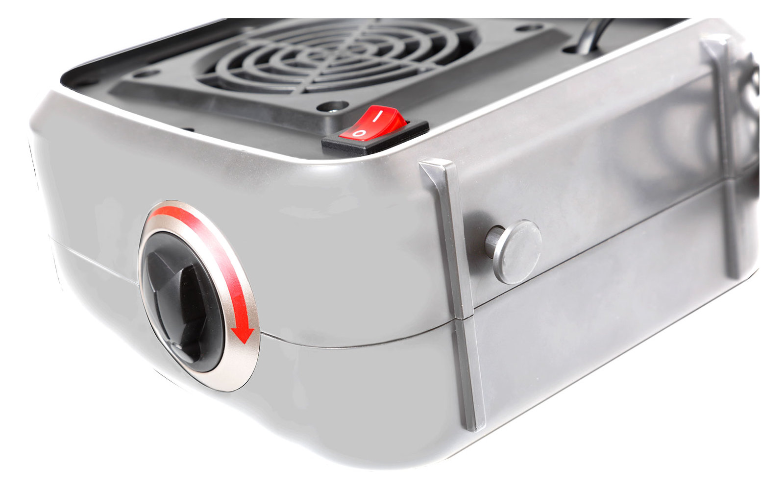 Silberner tragbarer Campingkocher mit einem schwarzen Drehregler und rotem Schalter