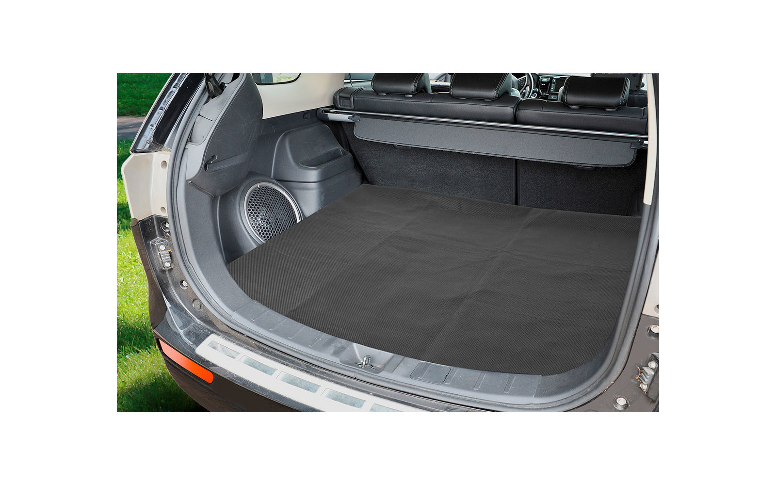 Offener Gepäckraum eines Autos mit schwarzer Matte