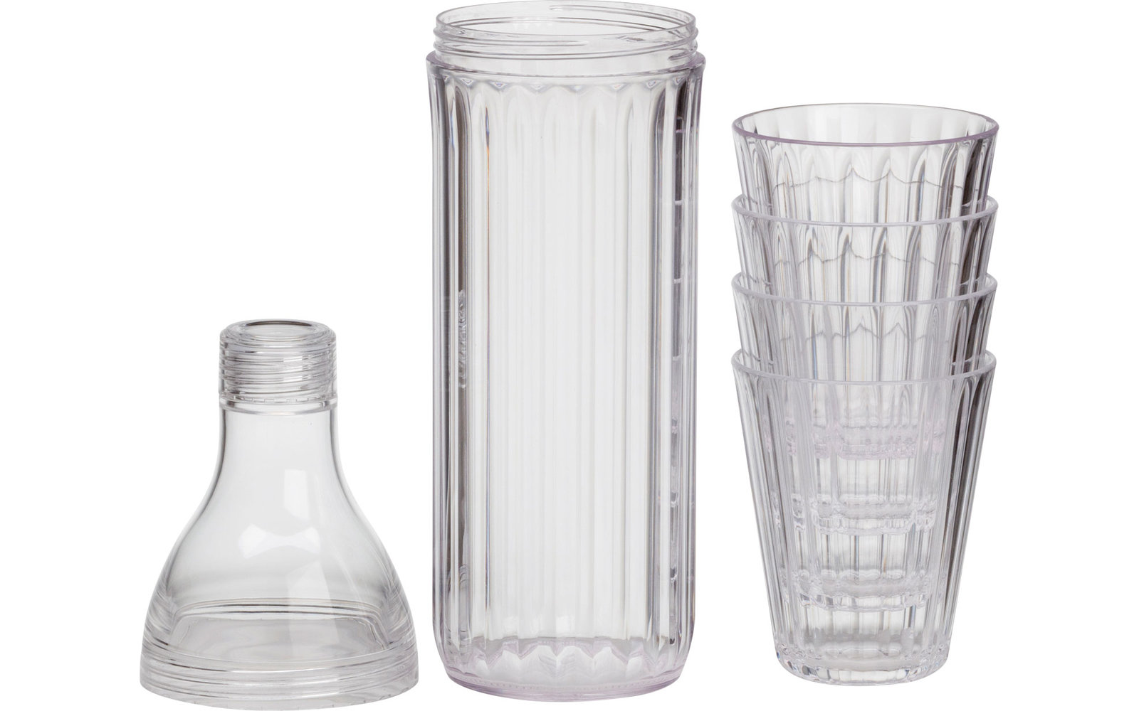 Mädchen mit blonden Haaren und Sonnenbrille, im Hintergrund Fenster und Innenraum