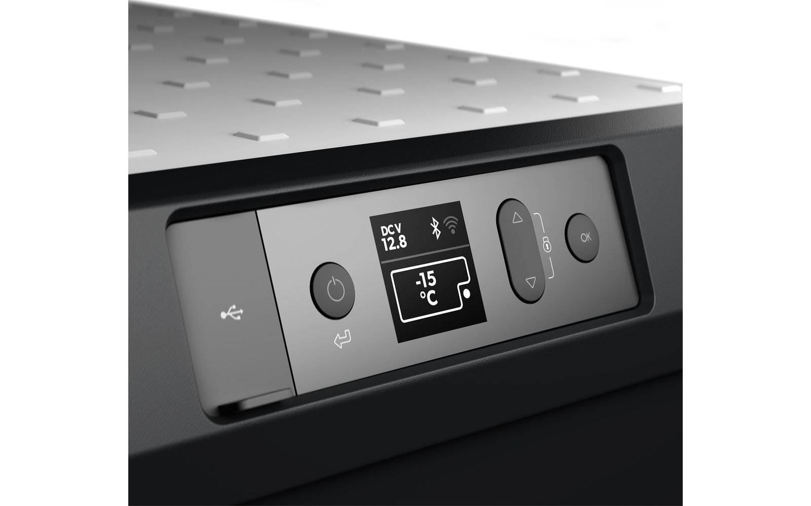 Ein roter Apfel auf einem Holztisch neben einer halben Zitrone und grünem Blatt