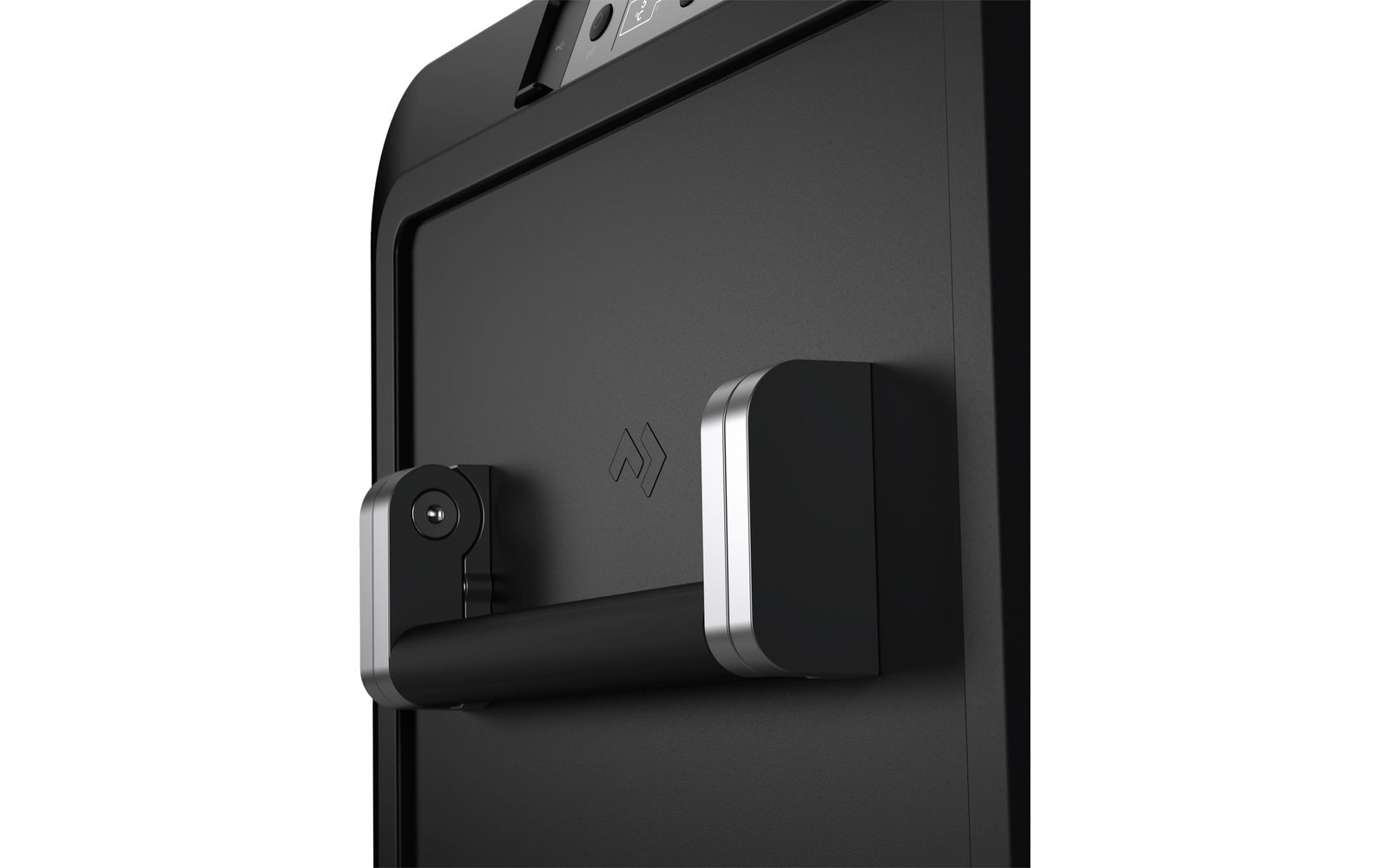 Zwei Hände, die ein kleines grünes Pflänzchen in die Erde setzen