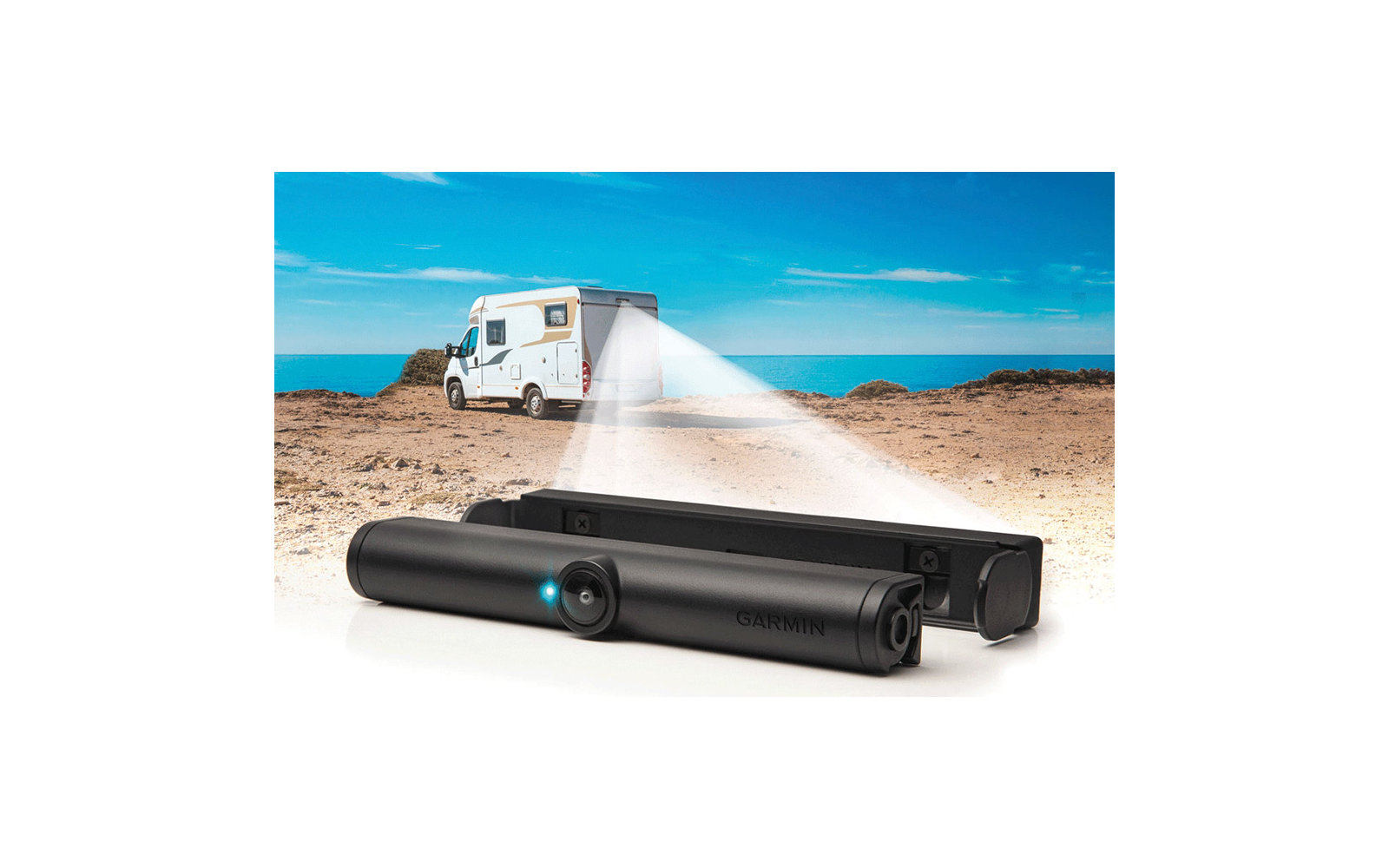 Zwei schwarze Projektoren vor einer Küstenlandschaft mit einem weißen Wohnmobil im Hintergrund