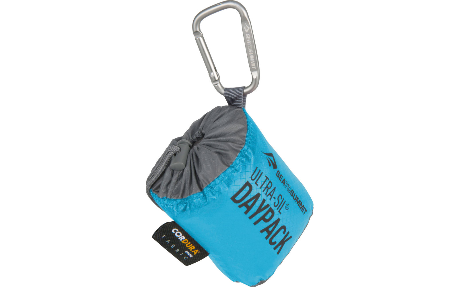 Blauer zusammengefalteter Rucksack mit Karabinerhaken und Etikett