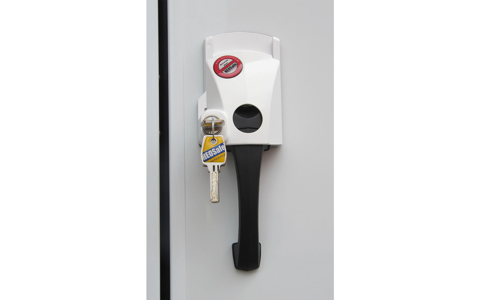 Weiße Handdesinfektionsstation mit rotem Logo an einer weißen Wand