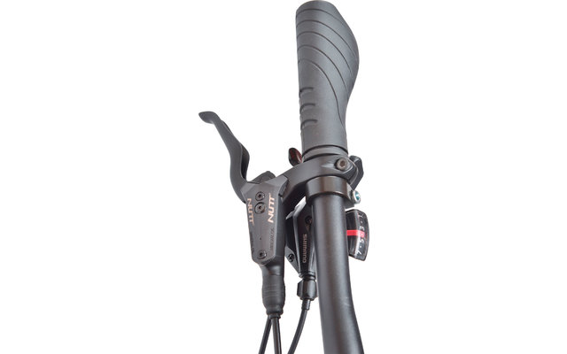 Fahrradlenker mit Handgriff und Bremshebel, weißer Hintergrund