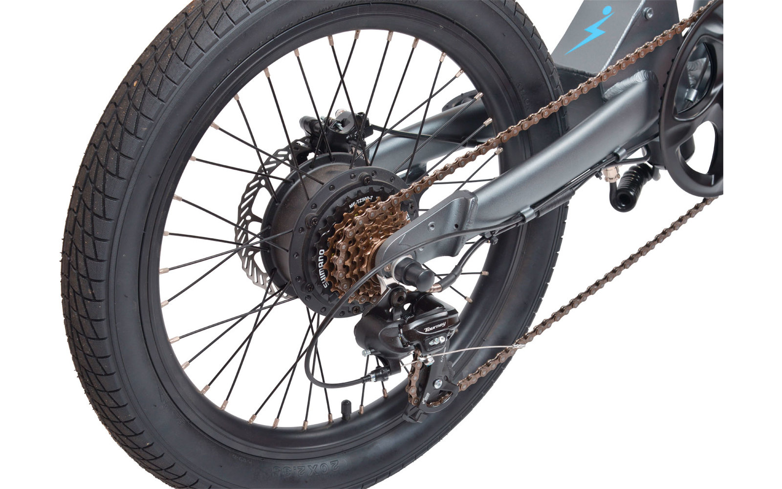 Nahaufnahme eines Fahrradhinterrads mit Kette, Zahnkranz und Rahmen