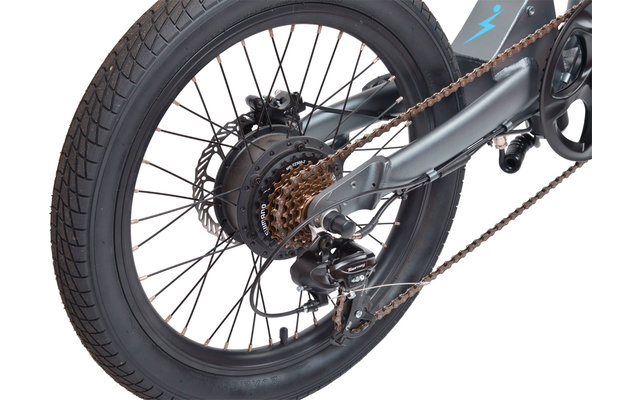 Nahaufnahme eines Fahrradhinterrads mit Kette, Zahnkranz und Rahmen