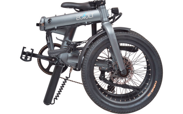 Gefaltetes graues Elektrofahrrad mit sichtbarem Vorderrad und Pedal