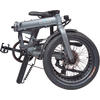 Gefaltetes graues Elektrofahrrad mit sichtbarem Vorderrad und Pedal