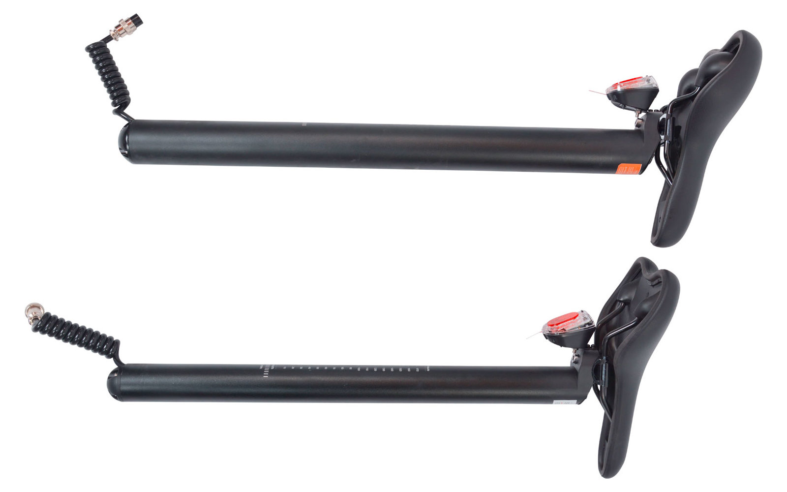 Zwei zusammengeklappte Trittbretter in Schwarz mit roten Akzenten