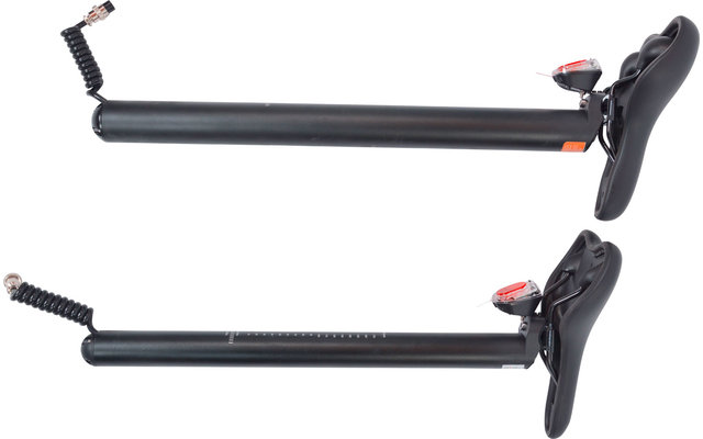 Zwei zusammengeklappte Trittbretter in Schwarz mit roten Akzenten