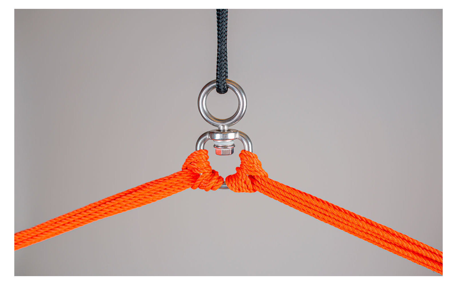 Kletterkarabiner mit zwei orangefarbenen Seilen