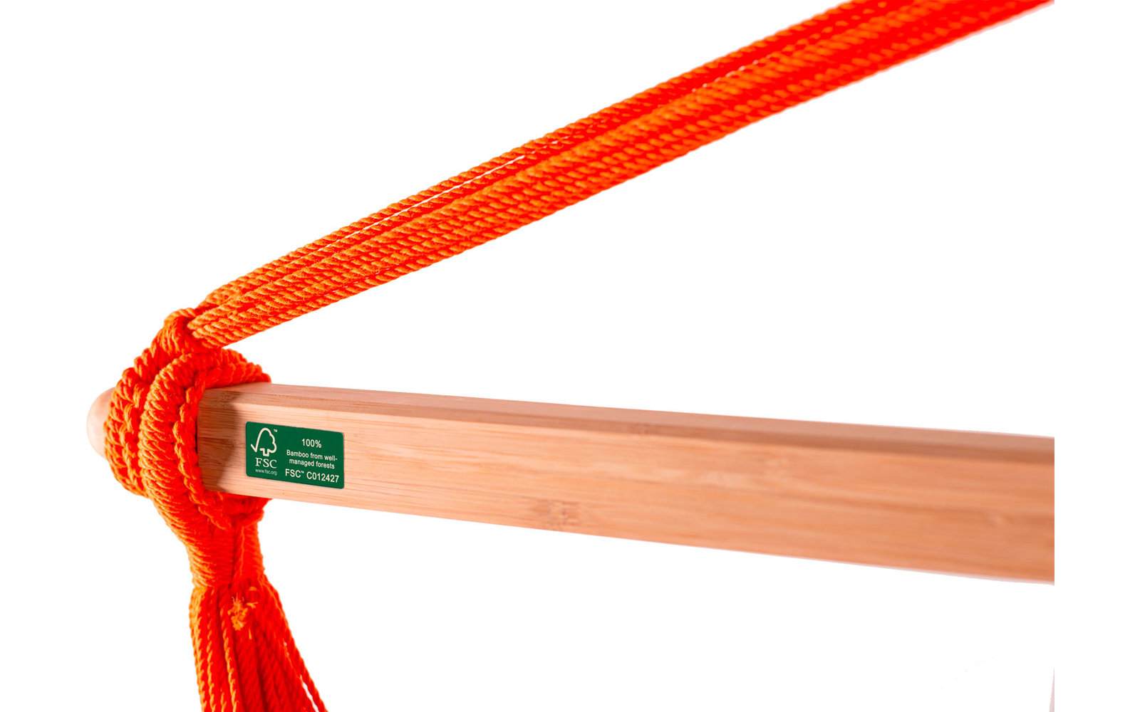 Nahaufnahme eines orangen Seils, das an einem Holzstab befestigt ist