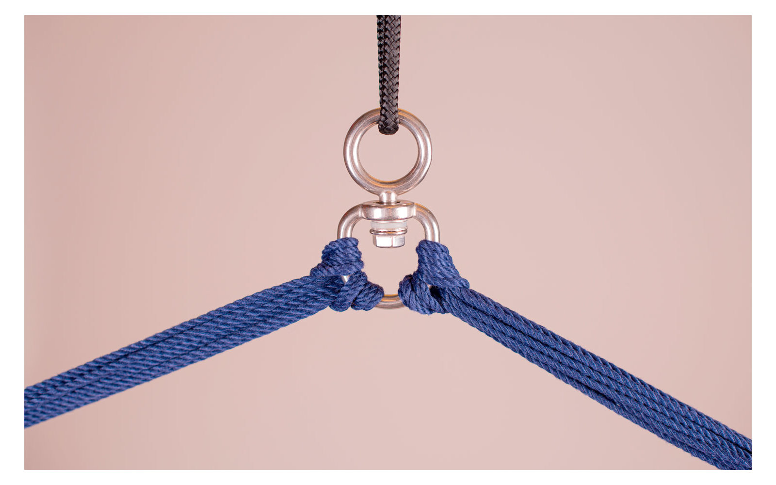 Zwei blaue Seile sind mit einem Metallring verbunden, der an einem schwarzen Seil hängt