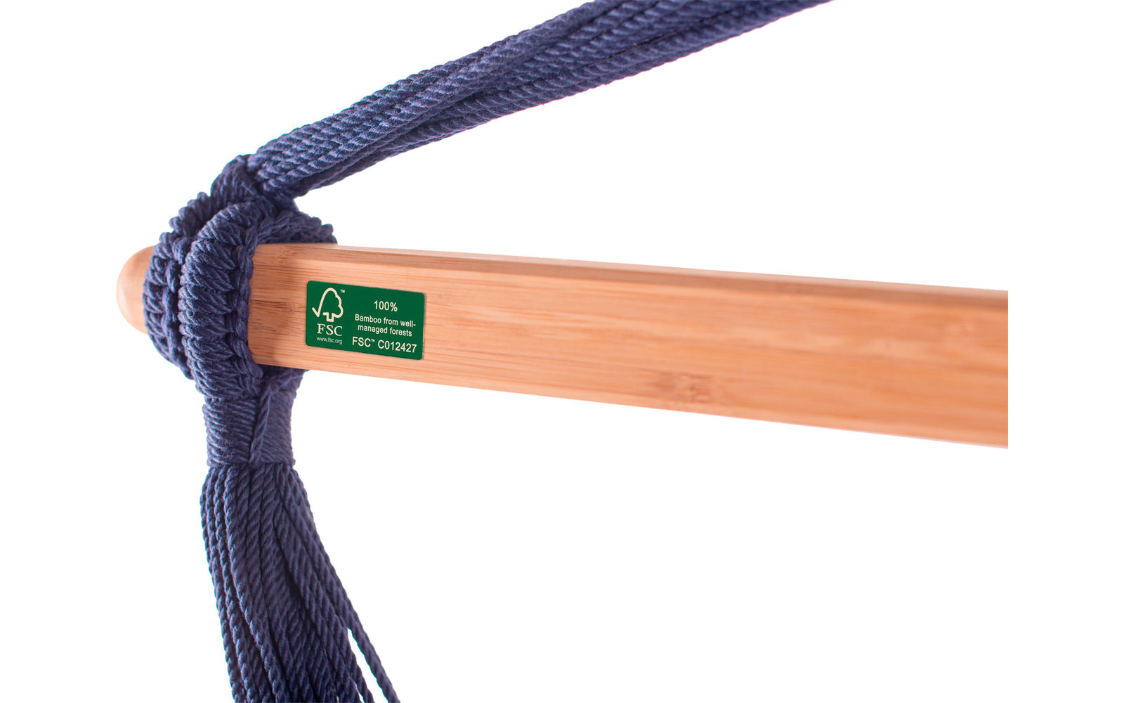 Nahaufnahme eines hölzernen Stuhlarms mit blauem Seil umwickelt