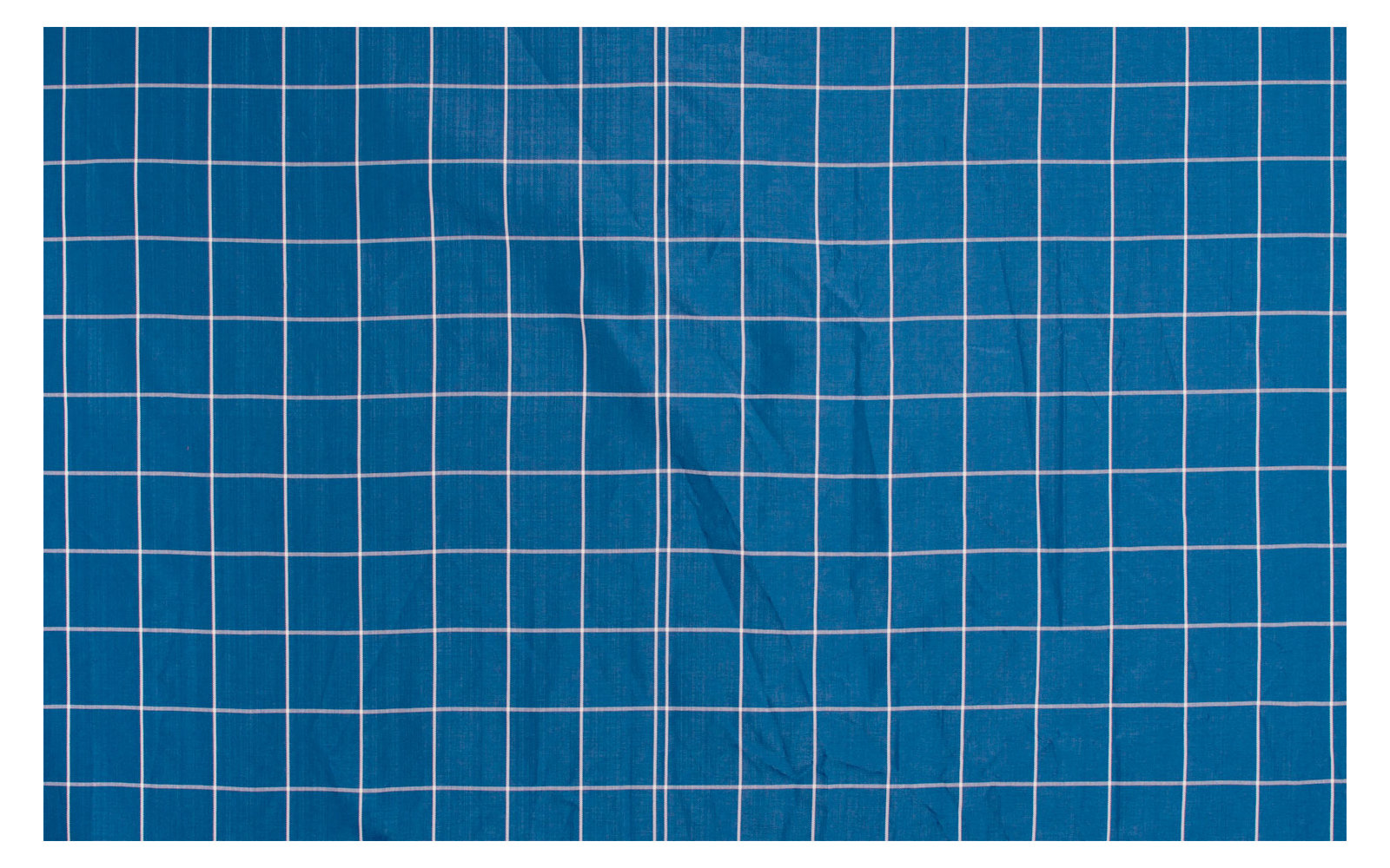 Blauer Hintergrund mit hellblauem Gitternetz aus Quadraten