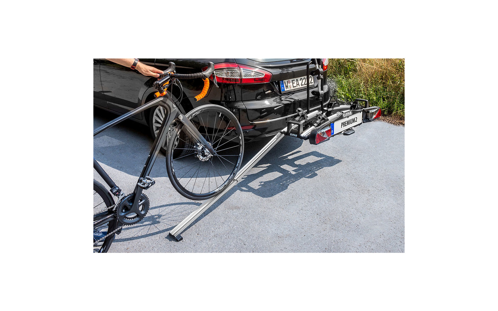 Ein sonniger Strand mit ruhigem Meer und blauem Himmel