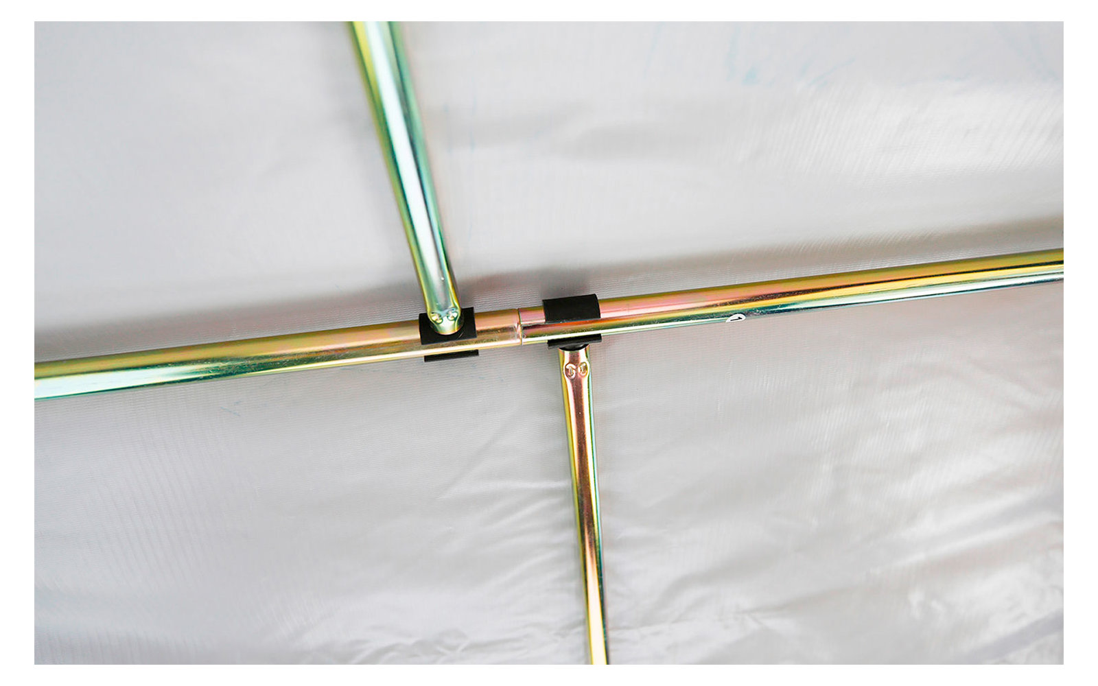 Rohre und Kabel unter einer weißen Decke