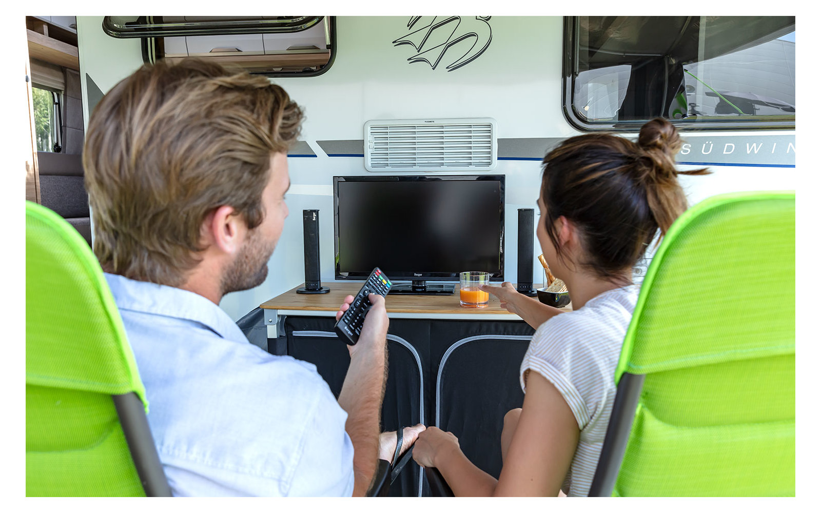Zwei Personen sitzen in einem Flugzeugcockpit vor Instrumententafeln