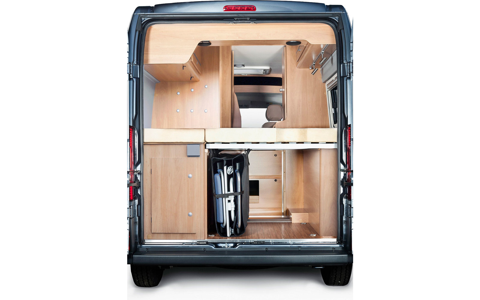 Offener Kastenwagen mit verstauten Kartons und zusammengeklapptem Fahrrad im Laderaum