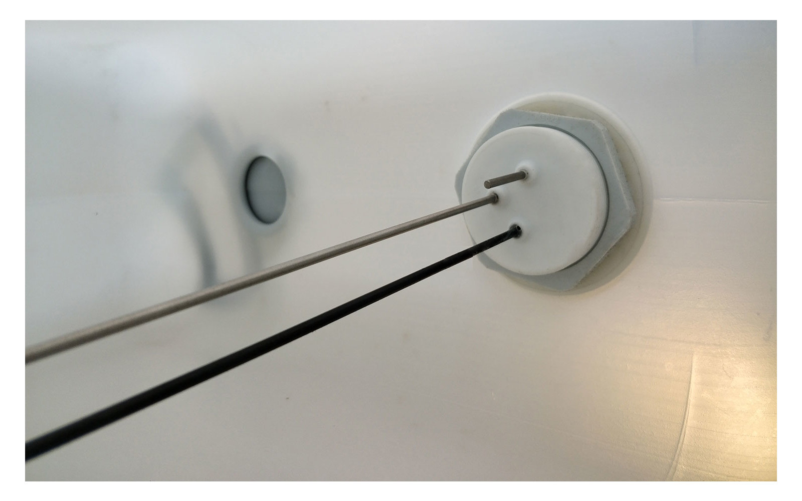 Ein blauer Himmel mit einigen weißen Wolken über einer grünen Wiese