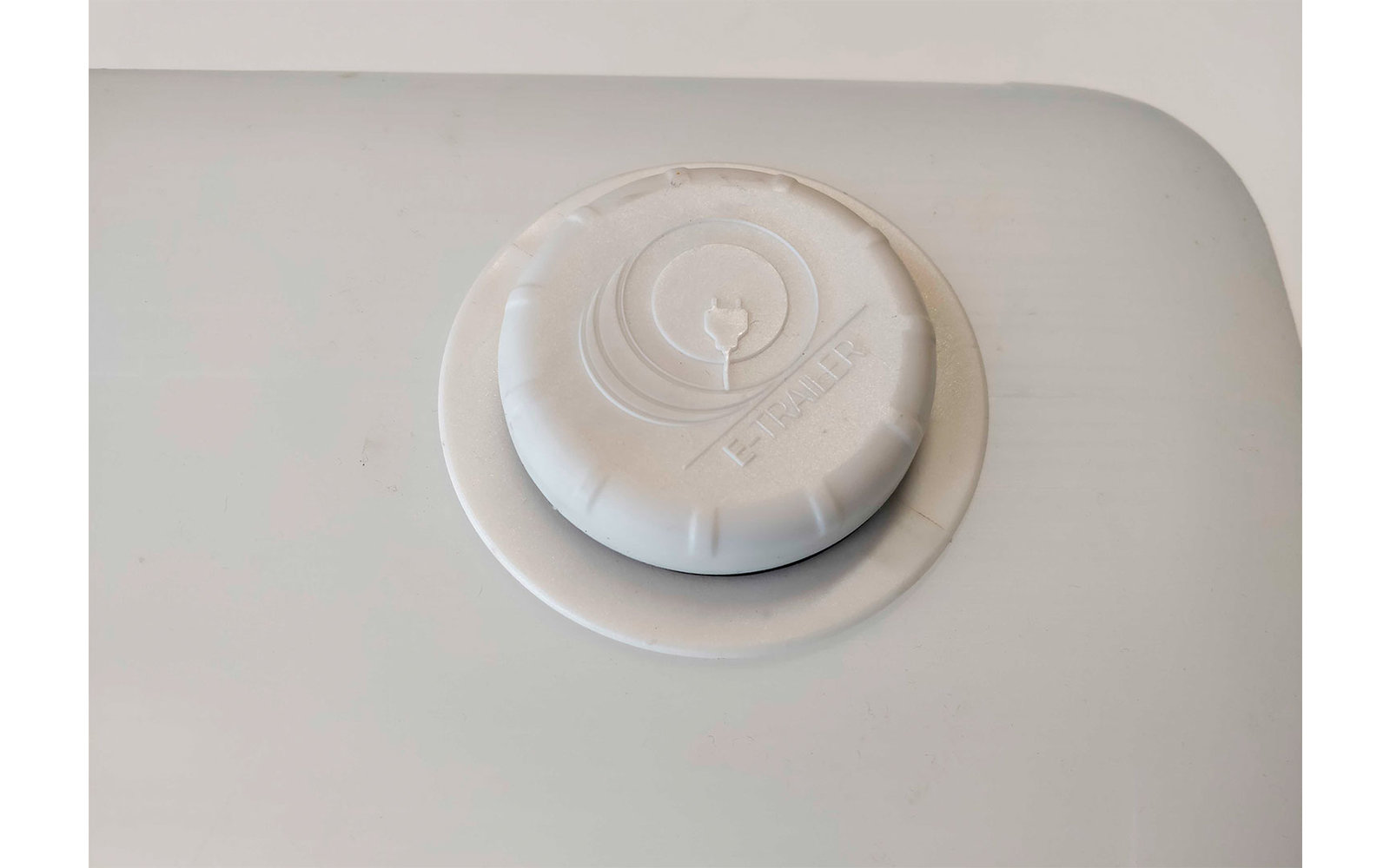 Weißer runder Drehknopf auf grauem Hintergrund